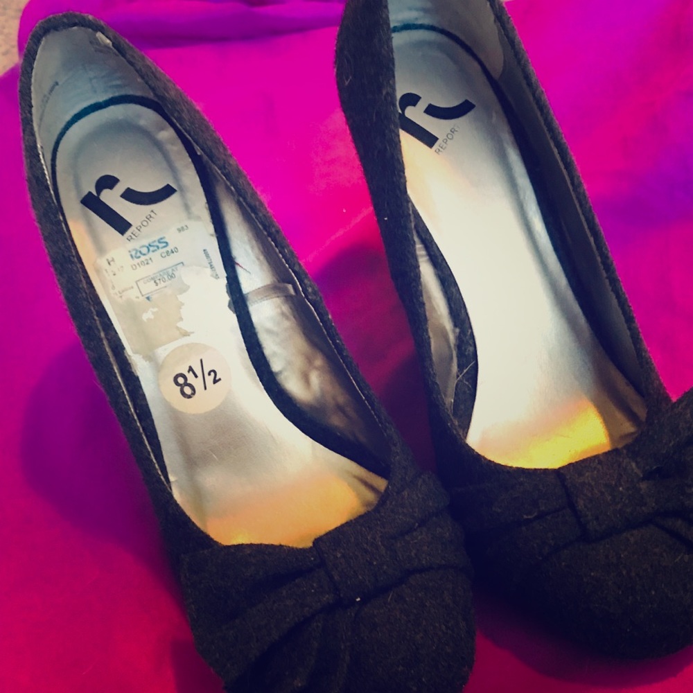 Grey wedges with bow